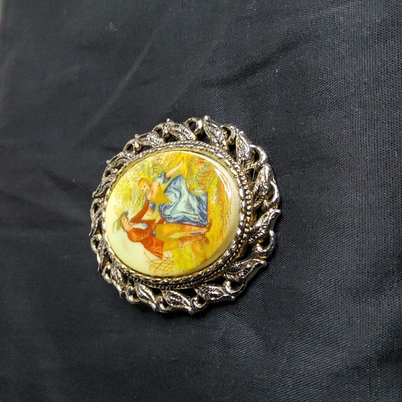 Vintage Porcelain courting couple brooch/pendant. - Picture 2 of 5